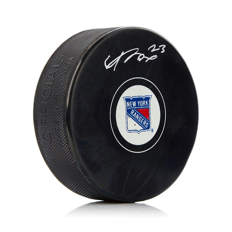 Adam Fox firmó el disco de los New York Rangers