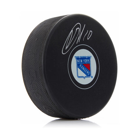 Artemi Panarin firmó un disco de los New York Rangers