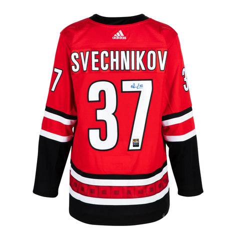 Andrei Svechnikov firmó la camiseta Adidas Pro de los Carolina Hurricanes
