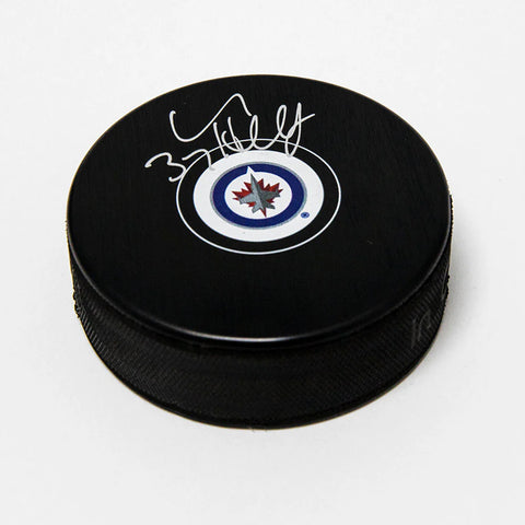 Connor Hellebuyck firmó el disco de los Winnipeg Jets