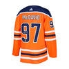 Camiseta de local Adidas Pro de los Edmonton Oilers firmada por Connor McDavid
