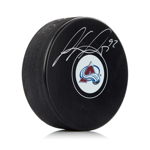Gabriel Landeskog firmó el disco Colorado Avalanche