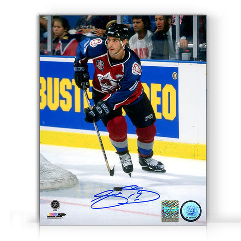 Fotografía de 8 x 10 firmada por Joe Sakic de la final de la Copa Stanley de 1996 de Colorado Avalanche