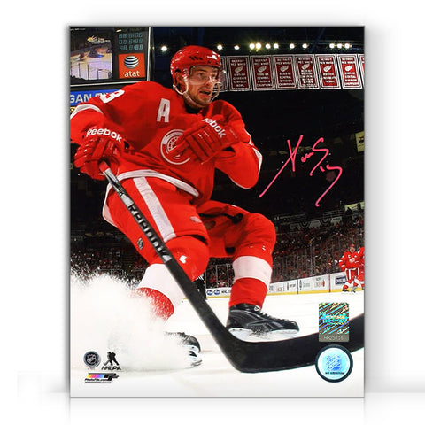 Pavel Datsyuk firmó una fotografía de 8 x 10 con pintura en aerosol de los Detroit Red Wings