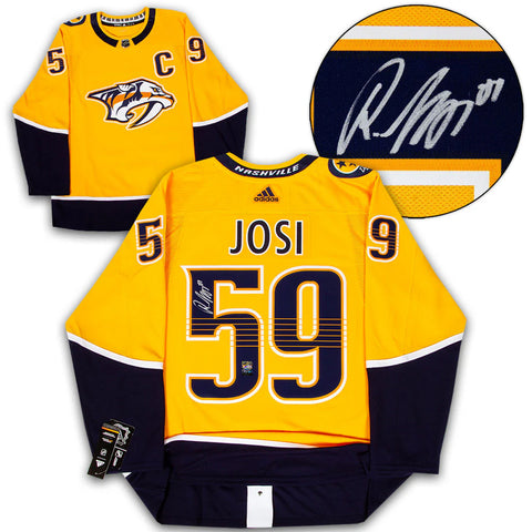 Roman Josi firmó la camiseta local de los Nashville Predators