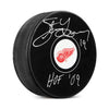 Disco de los Detroit Red Wings firmado por Steve Yzerman con nota para el Salón de la Fama