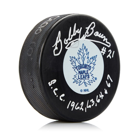 Bobby Baun autografió el disco de los Toronto Maple Leafs con una nota de la Copa Stanley