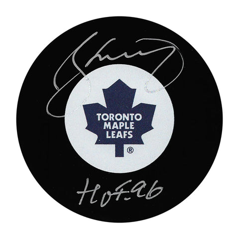 Borje Salming firma el disco de los Toronto Maple Leafs con una nota del HOF