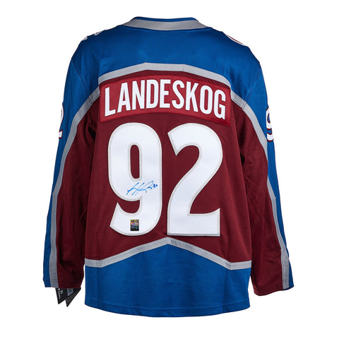 Gabriel Landeskog firmó la camiseta Colorado Avalanche