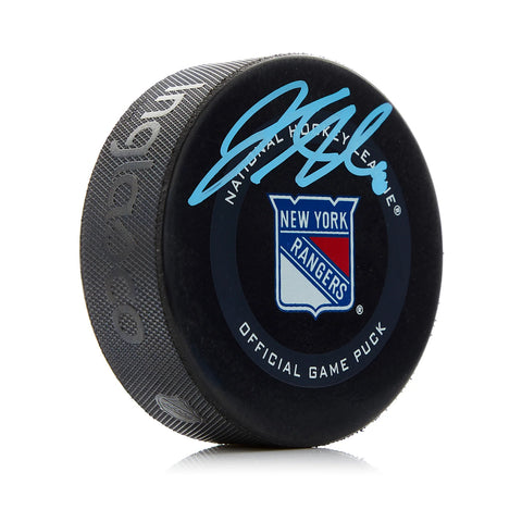 Disco oficial del juego firmado por Jacob Trouba de los New York Rangers
