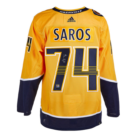 Juuse Saros firmó la camiseta de local de los Nashville Predators
