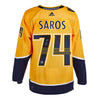 Juuse Saros firmó la camiseta de local de los Nashville Predators