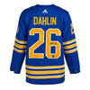 Rasmus Dahlin firmó la camiseta de los Buffalo Sabres