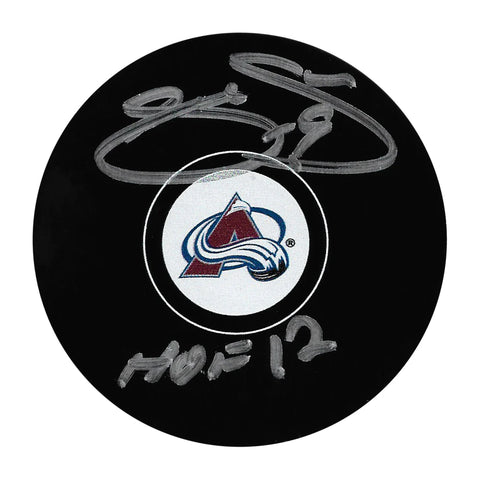 Joe Sakic firmó el disco de Colorado Avalanche con una nota para el Salón de la Fama