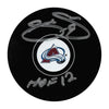 Joe Sakic firmó el disco de Colorado Avalanche con una nota para el Salón de la Fama