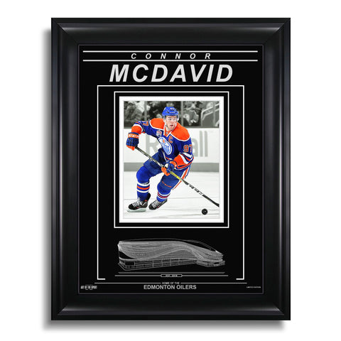 Fotografía enmarcada grabada de Connor McDavid de los Edmonton Oilers: Action Captain Spotlight