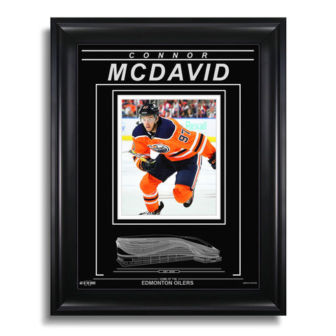 Fotografía enmarcada grabada de Connor McDavid de los Edmonton Oilers: patinaje en acción