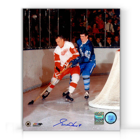 Fotografía de 8 x 10 firmada por Gordie Howe durante la batalla de los Detroit Red Wings