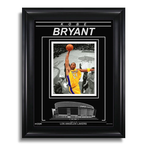 Fotografía enmarcada grabada de Kobe Bryant de Los Angeles Lakers - Action Spotlight Dunk