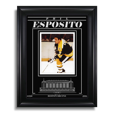 Fotografía enmarcada grabada de Phil Esposito de los Boston Bruins - Action Focus