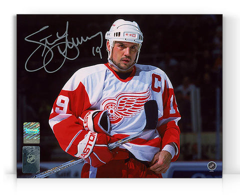 Fotografía Intensity 8x10 firmada por Steve Yzerman de los Detroit Red Wings