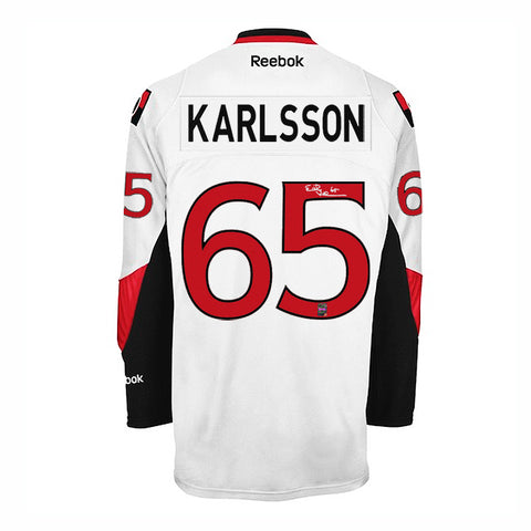 Erik Karlsson firmó la camiseta de visitante de los Senadores de Ottawa
