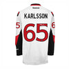 Erik Karlsson firmó la camiseta de visitante de los Senadores de Ottawa