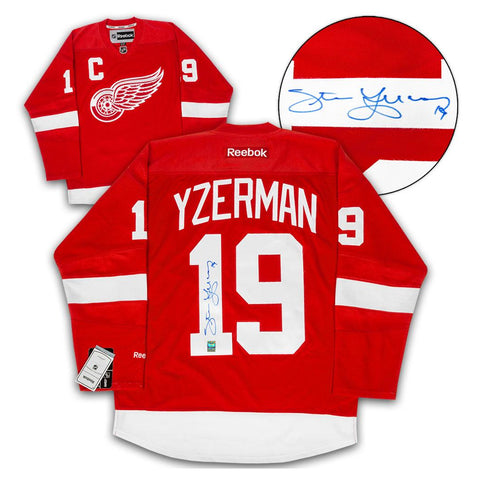 Camiseta de local de los Detroit Red Wings firmada por Steve Yzerman